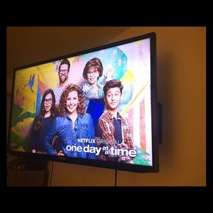 40” Samsung Smart TV with Full motion wall mount